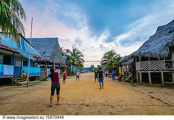 Lokales Dorf am Amazonas  Peru  Südamerika