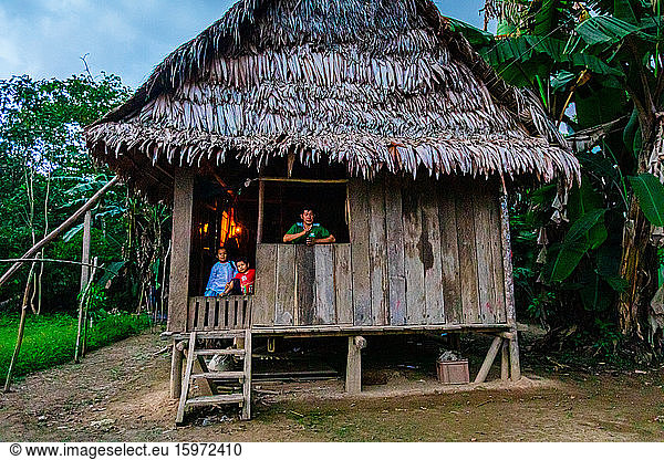 Lokales Dorf am Amazonas  Peru  Südamerika