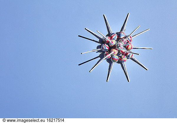 Lollipops in Form einer Coronavirus-Zelle angeordnet
