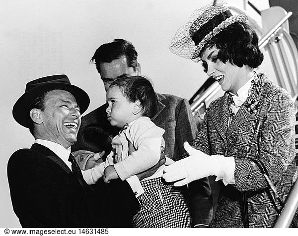 Lollobrigida  Gina  * 4.7.1927  Italian actress  half length  with Frank Sinatra  husband Milko Skofic  son Milko Jr.  international airport  Los Angeles  1959