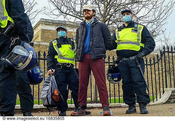 London  28. November 2020  Hunderte von Menschen demonstrieren im Zentrum Londons gegen die Abriegelungsmaßnahmen. Es kommt zu Zusammenstößen zwischen Polizei und Demonstranten  die Polizei meldet rund 70 Festnahmen.