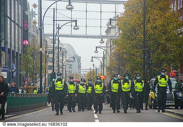 London  28. November 2020  Hunderte von Menschen demonstrieren im Zentrum Londons gegen die Abriegelungsmaßnahmen. Es kommt zu Zusammenstößen zwischen Polizei und Demonstranten  die Polizei meldet rund 70 Festnahmen.