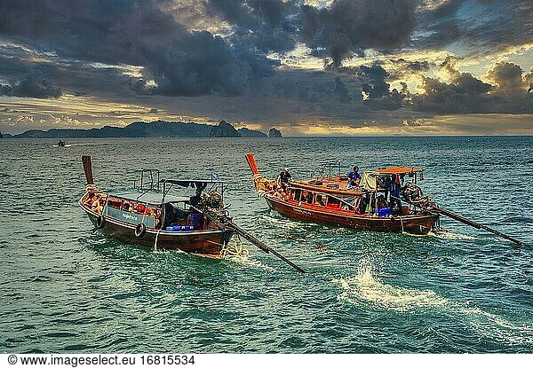 Longtail-Boote auf Ko Kraden  Provinz Trang  Thailand.