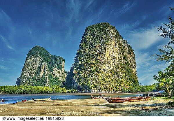Longtailboot am Strand mit Karstformationen  Hafen Pak Meng  Provinz Trang  Thailand.