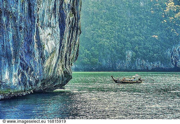 Longtailboot auf Koh Muk  Provinz Trang  Thailand.
