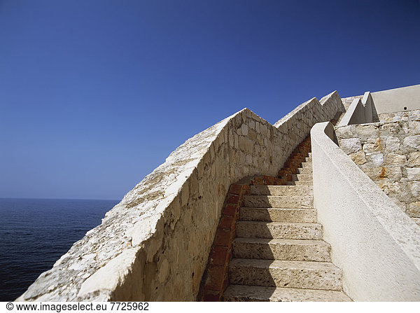 Looking up steps on the city walls of Dubrovnik  Croatia. . © Ian Cumming / Axiom
