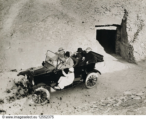 Lord Carnavons erster Besuch im Tal der Könige, Ägypten, 1922. Künstler: Harry Burton