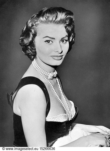 Loren  Sophia  * 20.9.1934  ital. Schauspielerin  Portrait  1950er Jahre  eigentlich: Sofia Villani Scicolone  20. Jahrhundert  50er Jahre  Bildpostkarte  Postkarte  lÃ¤cheln  lÃ¤chelnd  Schmuck  Halskette  Kette  Perlenkette  Perlen  Dekollete