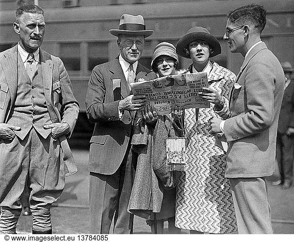 Los Angeles  California: c. 1926 People on the street in Los Angeles reading a newspaper.