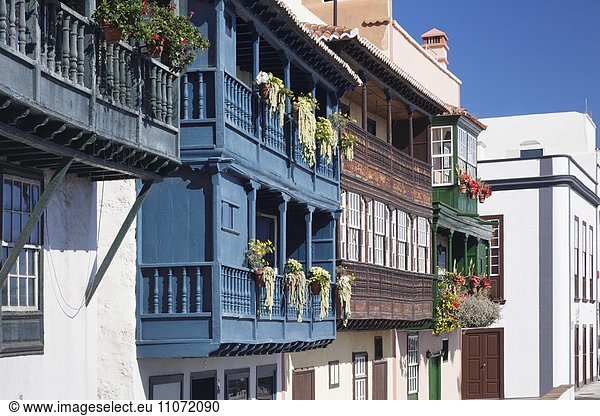Los Balcones  blumengeschmückte Balkonhäuser an der Avenida Maritima  Santa Cruz de la Palma  La Palma  Kanarische Inseln  Spanien  Europa