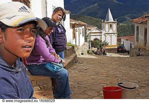 Los Nevados Dorf in der Andenkordillere Merida Staat Venezuela. Los Nevados ist eine 1591 gegr?ndete Stadt im Nationalpark Sierra Nevada im venezolanischen Bundesstaat M?rida  die 2.710 Meter ?ber dem Meeresspiegel liegt und 2000 Einwohner z?hlt. Ihr Name stammt von den Gletschern der Gipfel Le?n  Toro und Espejo  die von Los Nevados aus zu sehen waren  bevor sie in den 1960er Jahren verschwanden. Die Hauptaktivit?t der Gegend ist der Tourismus mit seinen Pferde- und Eselausfl?gen ?ber die Seilbahnstation Loma Redonda. Die Einwohner sind auch in der Landwirtschaft tätig  insbesondere im Anbau von Kartoffeln  Mais  Weizen und Knoblauch.