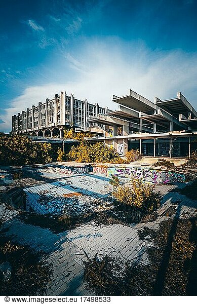 Lost Place  ein verfallenes altes Hotel  Pool  Grafitti  krk  Kroatien  Europa