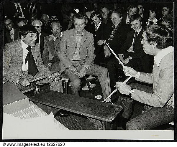Louie Bellson und Buddy Rich beim Treffen der International Drummers Association. London  1978. Künstler: Denis Williams