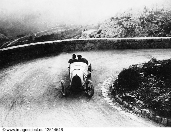 Louis Chiron fährt einen Bugatti bei einem Bergrennen  1923. Künstler: Unbekannt