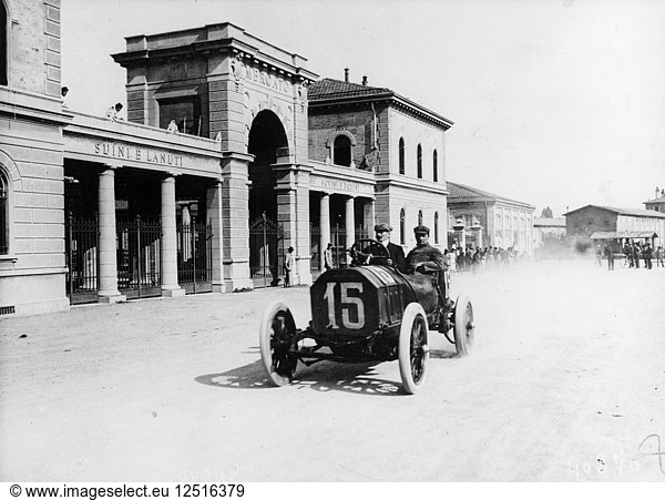 Louis Wagner am Steuer eines Fiat  Coppa Fiorio Autorennen  Bologna  Italien  1908 Künstler: Unbekannt