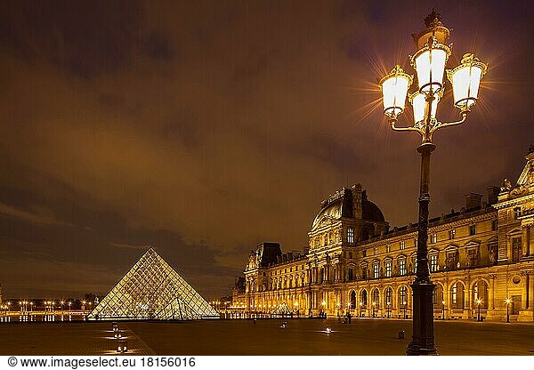 Louvre  Paris  Blaue Stunde  Frankreich  Europa
