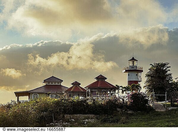 Lovers Leap Restaurant und Leuchtturm bei Sonnenuntergang  Saint Elizabeth Parish  Jamaika.