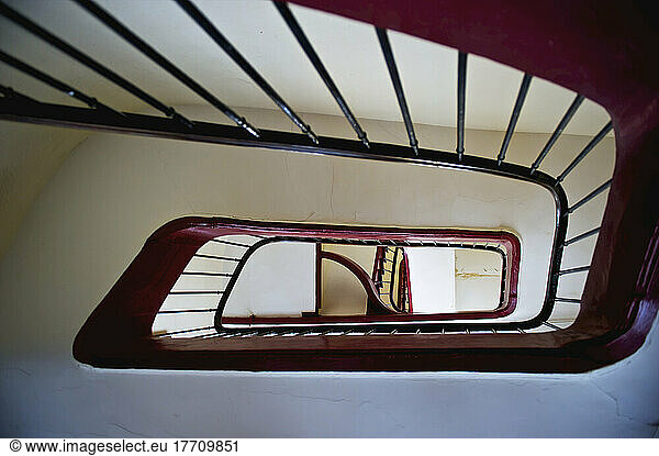 Low Angle View Of A Wooden Handlauf und Geländer im Inneren eines Gebäudes  Marais District; Paris  Frankreich