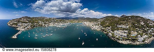 Luftaufnahme  Andratx  Port d'Andratx  Küste und Naturhafen mit Leuchtturm  Malloca  Balearische Inseln  Spanien  Europa