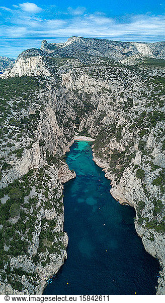 Luftaufnahme aus der Provence Frankreichs. Bucht und unberührter Fjord