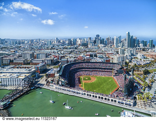 Luftaufnahme über dem A & T Ballpark  der Heimat der San Francisco Giants-Fußballmannschaft in San Francisco. Das Stadtbild.