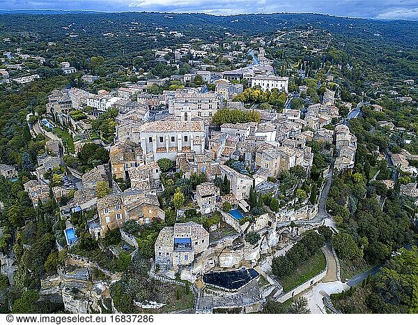 Luftaufnahme über dem Dorf Gordes  Vaucluse  Provence  Frankreich.