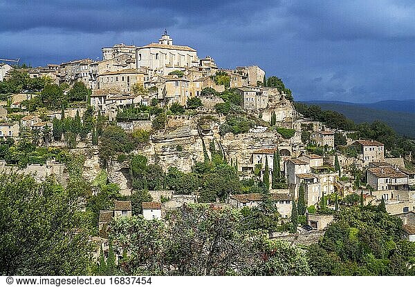 Luftaufnahme über dem Dorf Gordes  Vaucluse  Provence  Frankreich.