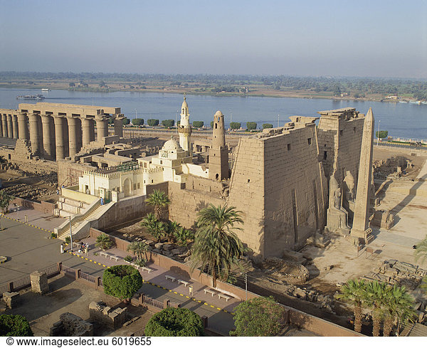 Luftaufnahme über den Luxor-Tempel und der Abu el-Haggag-Moschee erbaut in der Mitte  oben von der neuen Moschee  Luxor  Theben  UNESCO-Weltkulturerbe  Ägypten  Nordafrika  Afrika