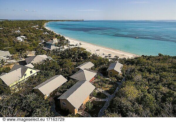 Luftaufnahme über den Shannas Cove Cottages und dem Strand in Orange Creek  Cat Island  Bahamas.