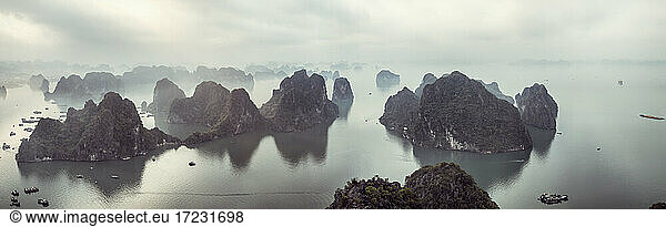 Luftaufnahme über die neblige Ha Long Bucht und hohe Felssäulen