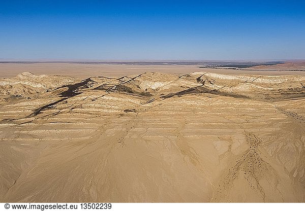 Luftaufnahme Übergang der Steinwüste in die Sandwüste der Namib Erongo-Region Namibia Afrika