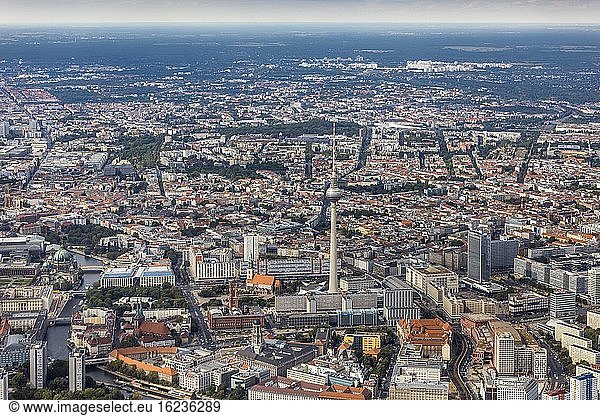 Luftaufnahme  Blick auf Mitte mit (von links) Berliner Dom  St. Marienkirche  Fernsehturm  Alexanderplatz  Berlin  Deutschland  Europa
