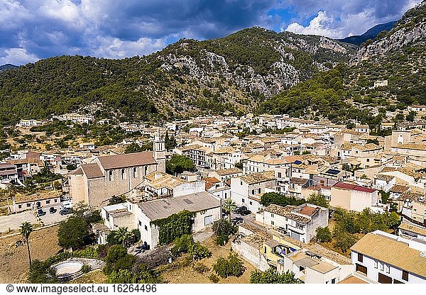 Luftaufnahme  das Dorf Caimari Gemeinde Selva am Rande des Tramuntana Gebirges mit Landwirtschaft  inselmitte  Mallorca  Balearen  Spanien  Europa