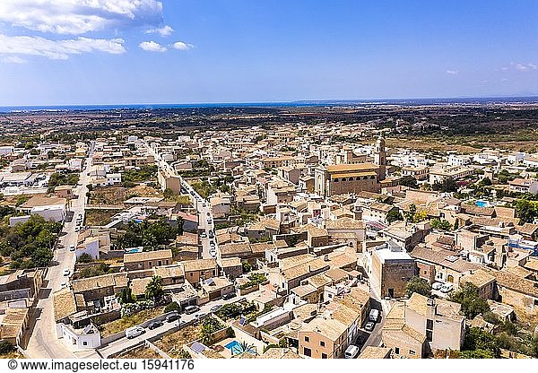 Luftaufnahme  das Dorf ses Salines  mit der Kirche Esglesia Ses Salines  Mallorca  Balearen  Spanien  Europa