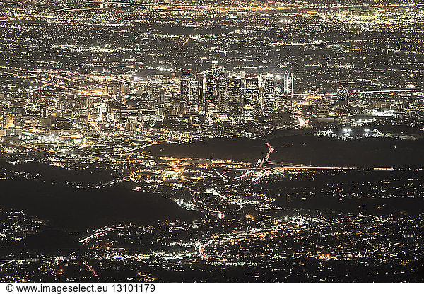 Luftaufnahme der beleuchteten Stadtlandschaft bei Nacht