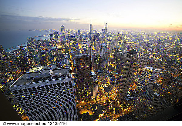 Luftaufnahme der beleuchteten Stadtlandschaft bei Sonnenuntergang