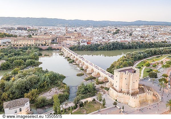Luftaufnahme der berühmten römischen Brücke und der Moschee  Kathedrale von Cordoba  Andalusien  Spanien  Europa