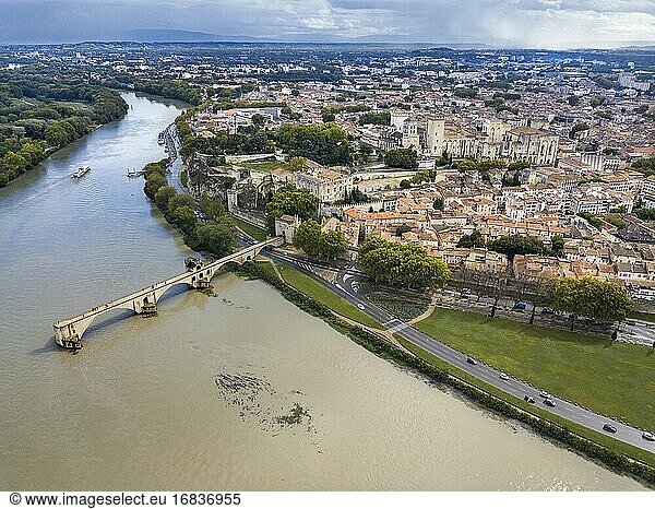 Luftaufnahme der Brücke von Avignon mit dem Papstpalast und dem Fluss Rhone bei Sonnenaufgang  Pont Saint-Benezet  Provence  Frankreich.