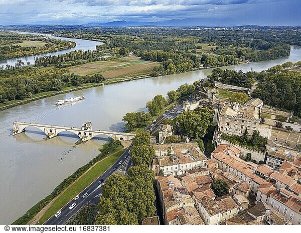 Luftaufnahme der Brücke von Avignon mit dem Papstpalast und dem Fluss Rhone bei Sonnenaufgang  Pont Saint-Benezet  Provence  Frankreich.