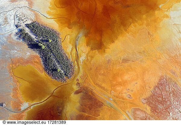 Luftaufnahme der braunen  sauren Landschaft im Gebiet der Rio Tinto Minen