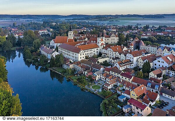 Luftaufnahme der Burg  der Wachtürme und des Schlosses zusammen mit den roten Ziegeldächern und dem mittelalterlichen Platz in der Stadt Telc in der Tschechischen Republik.