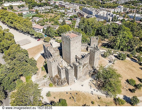 Luftaufnahme der Burg von Guimaraes  Portugal  Europa