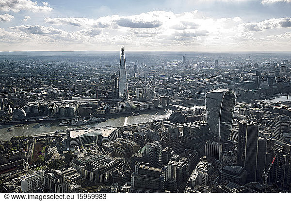 Luftaufnahme der City of London und moderner architektonischer Sehenswürdigkeiten.