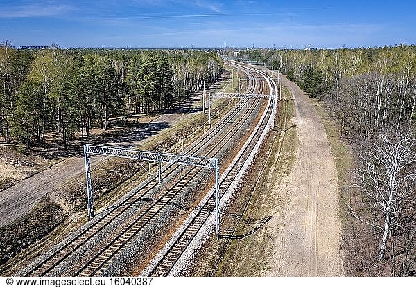 Luftaufnahme der Eisenbahnstrecke zwischen Warschau und Legionowo in Polen.