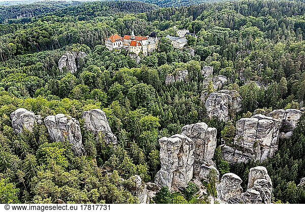 Luftaufnahme der Felsenstadt Hruba Skala mit der Burg im Hintergrund  Böhmisches Paradies  Tschechische Republik  Europa