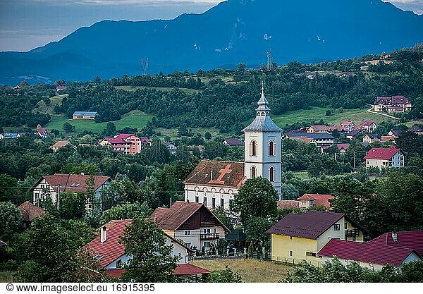 Luftaufnahme der Gemeinde Bran im Kreis Brasov in der historischen Region Transsilvanien  Rumänien.
