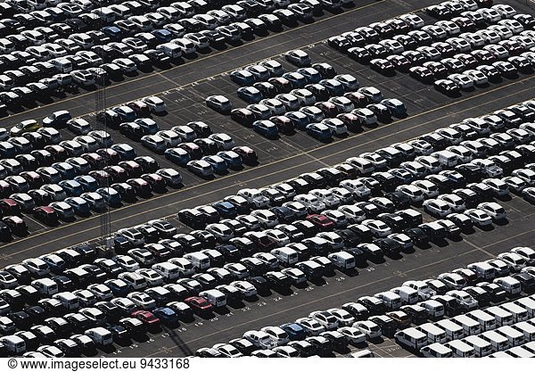 Luftaufnahme der geparkten Autos  die auf den Verkauf warten  Port Melbourne  Melbourne  Victoria  Australien
