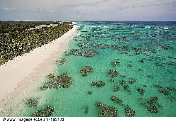Luftaufnahme der gepunkteten Korallenformationen entlang der Atlantikseite von Cat Island  Bahamas.