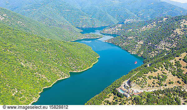 Luftaufnahme der grünen Hügel um den Vacha-Staudamm.