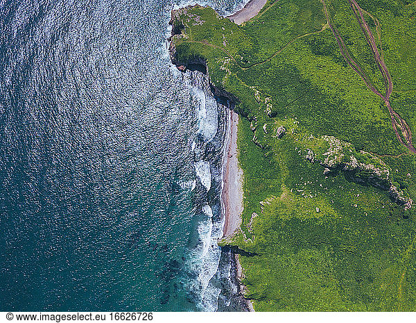 Luftaufnahme der grünen Küstenklippen der Halbinsel Krabbe